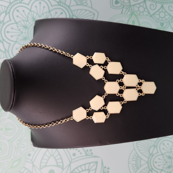 Jewelry - 5/$20 Bundle deal - Cream Necklace